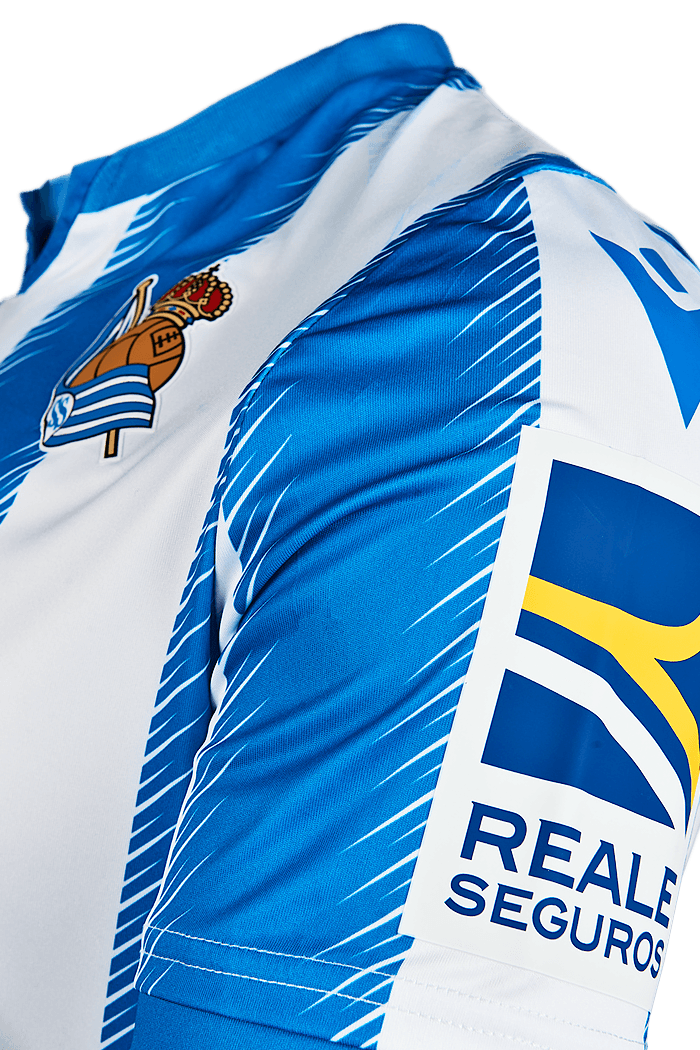 La Real Sociedad presentó sus dos uniformes de la siguiente temporada –así como los dos de portero y la ropa de presentación– con diseños exclusivos y vanguardistas. De quedarse, Moreno tendrá una piel de primera calidad en el fútbol español.