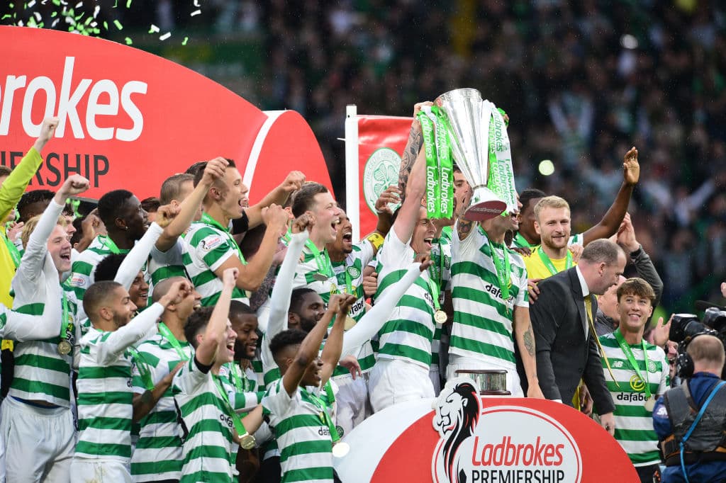 Con un triunfo de 2-1 ante Hearts, Celtic FC se coronó por octava ocasión seguida en la Scottish Premiership y festejó con su público en Celtic Park ante un estadio repleto pero con un cuadro plagado de jugadores suplentes. ¿La razón? El sábado entrante en Hampden Park disputará ante, precisamente, el Hearts la Final de la Copa Escocesa, aunque los de Edimburgh también jugaron con suplentes para el partido del fin de semana. Así festejaron los verdiblancos su campeonato 50 en el fútbol escocés.