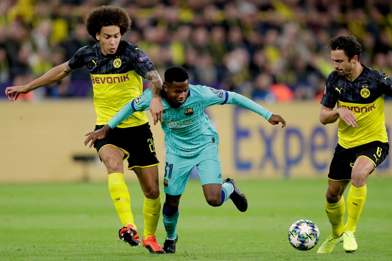 DORTMUND, GERMANY - SEPTEMBER 17: (L-R) Axel Witsel of Borussia Dortmund, Ansu Fati of FC Barcelona, Thomas Delaney of Borussia Dortmund during the UEFA Champions League match between Borussia Dortmund v FC Barcelona at the Signal Iduna Park on September 17, 2019 in Dortmund Germany (Photo by Laurens Lindhout/Soccrates/Getty Images)