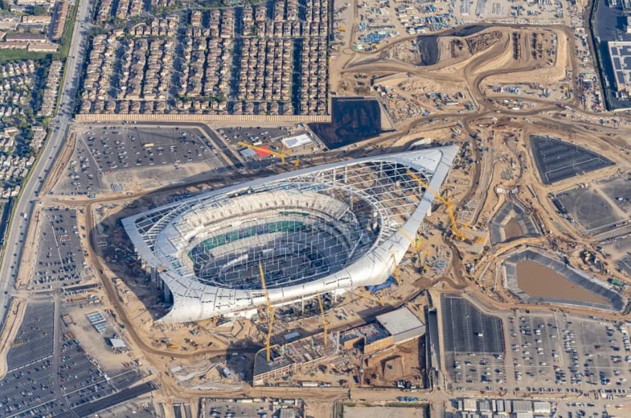 Casi listo el nuevo estadio de los equipos de la NFL de Los Ángeles, Rams y Chargers. Con una inversión de casi 5 mil millones de dólares, estará listo para abrir sus puertas a los aficionados del futbol americano en marzo.