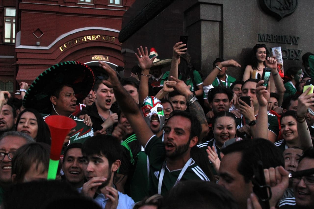 Tremendo jolgorio que armaron los aficionados mexicanos en la Plaza Roja en Moscú tras la gran victoria de la selección de México por 1-0 sobre Alemania. ¡Así festejaron! (Fotos: Ricardo Otero, enviado)