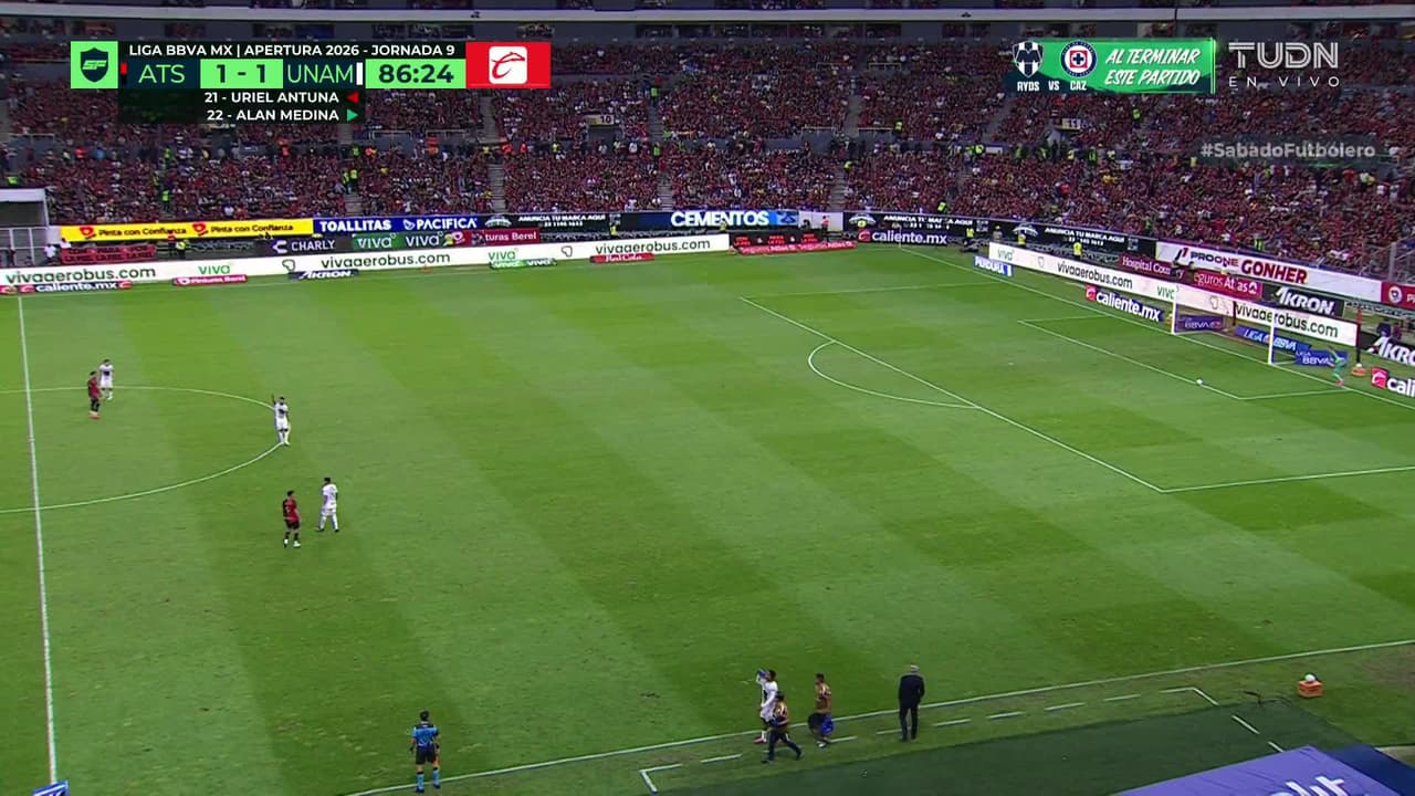 ¡Expulsión! El árbitro saca la roja directa a Adalberto Carrasquilla.