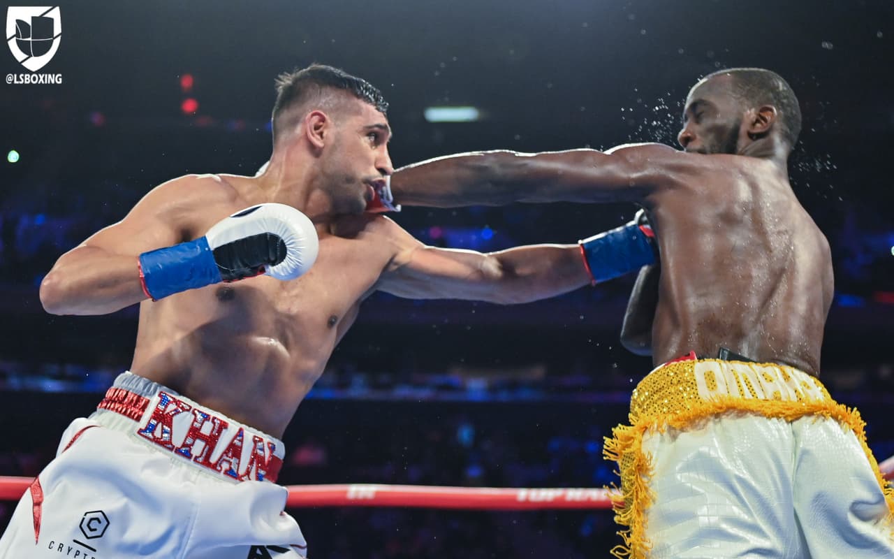 Terence Crawford retuvo su cetro wélter de la OMB tras dominar a Amir Khan en el Madison Square Garden de Nueva York.