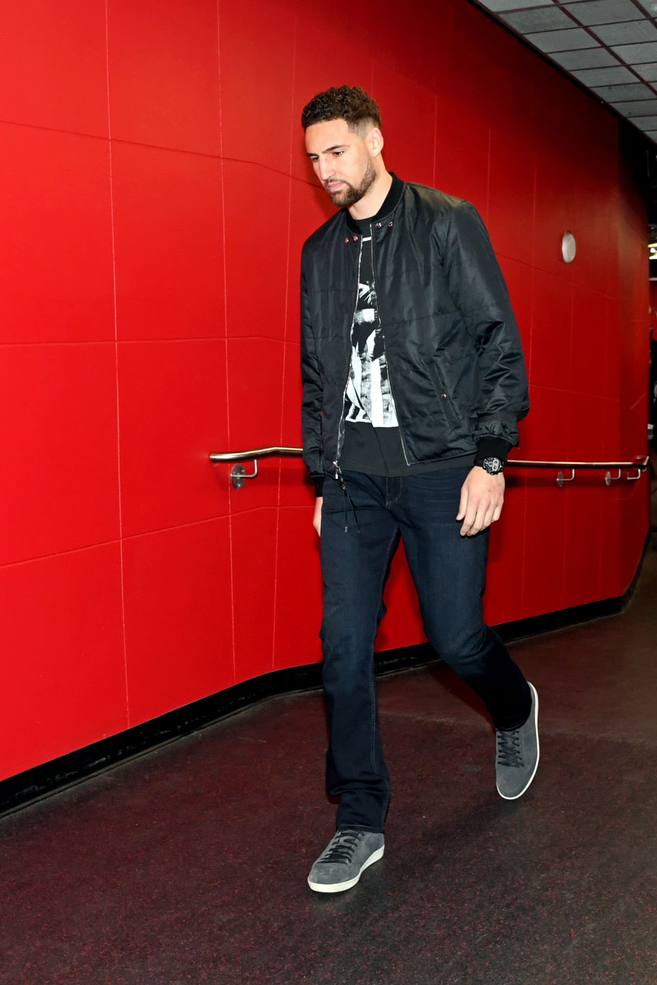 Los aficionados de los Raptors le dieron un toque muy especial a la previa del Juego 2 de las Finales de la NBA dentro y fuera de la Scotiabank Arena. Y dentro del recinto, los jugadores tanto de Toronto como de Golden State afinaban detalles con los calentamientos para estar listos a la hora del Tip-Off.