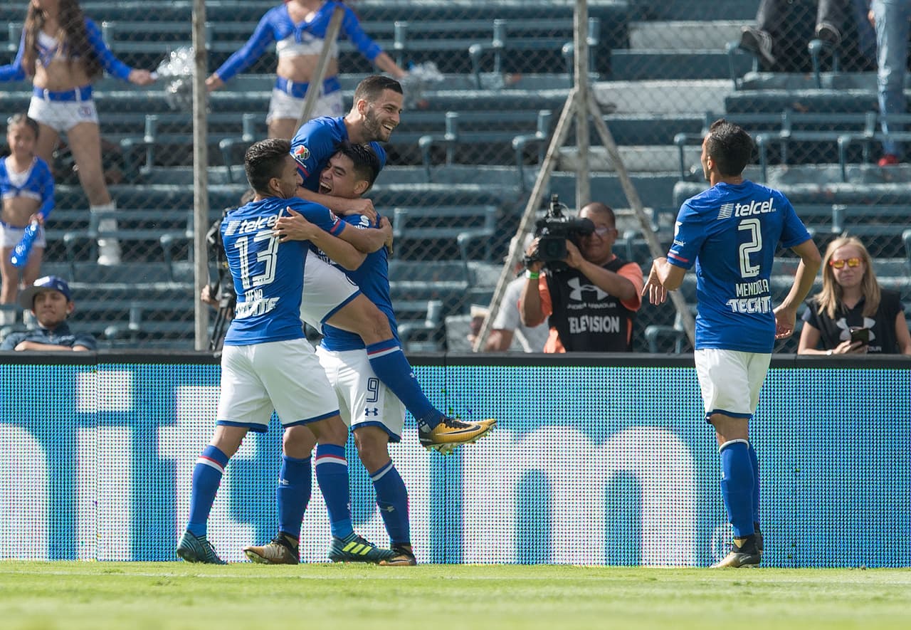 Cruz Azul aprovechó los errores cometidos por la zaga del Atlas para tomar una rápida ventaja que ya no perdieron.