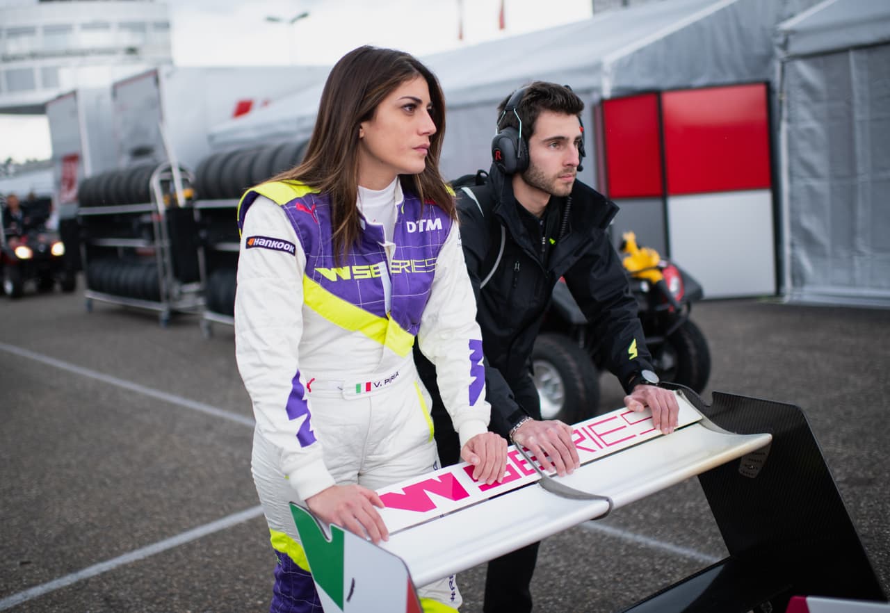 A partir de este viernes la polémica W Series, fórmula exclusiva para mujeres, dio inicio con las pruebas libres en Hockenheim, Alemania, donde el día domingo se correrá la primera válida del calendario. Las pilotos y sus equipos ya comenzaron a vivir esta novedosa experiencia que espera dar mucho de qué hablar.