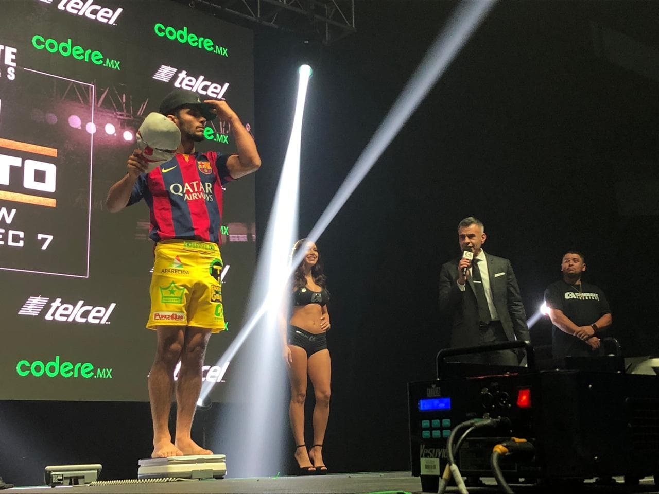 La ceremonia con la 'romana' legitimó el programa de peleadores que se enfrenta este sábado en la noche.