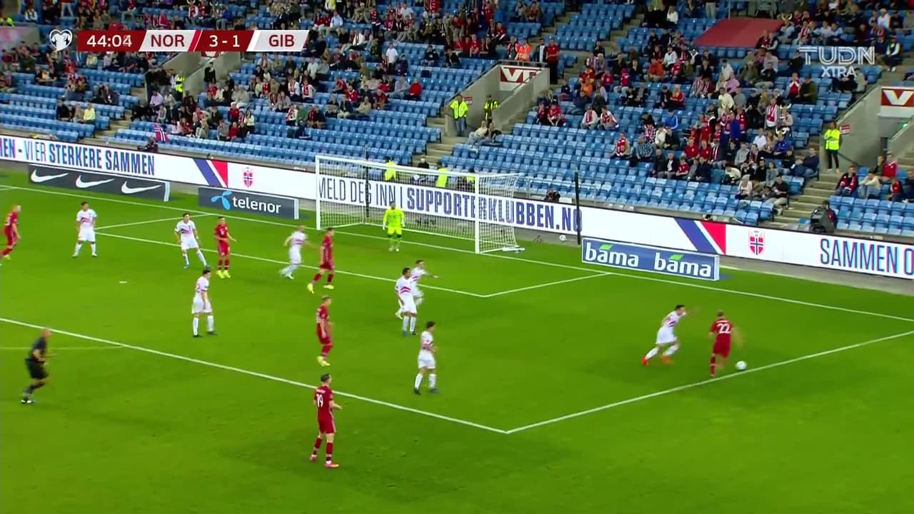 ¡TIRO ATAJADO! disparo por Erling Haaland.