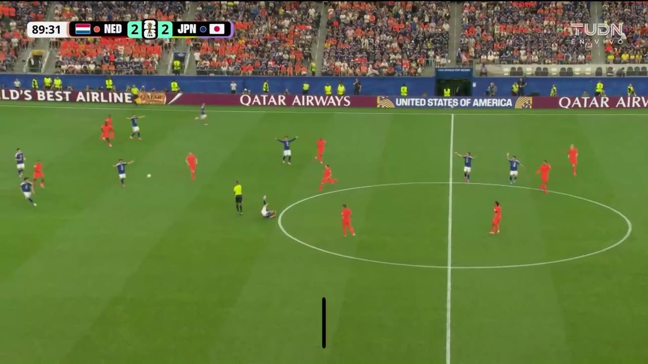 Árbitro taclea a jugador japonés en el estadio de los Vaqueros