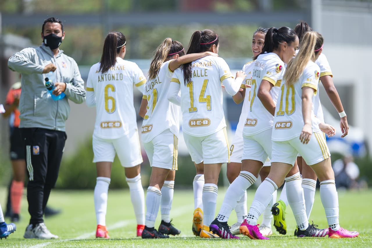 La jugadoras del América no pueden meter ni las manos y las regias se encargan de golear 0-4 al conjunto capitalino.