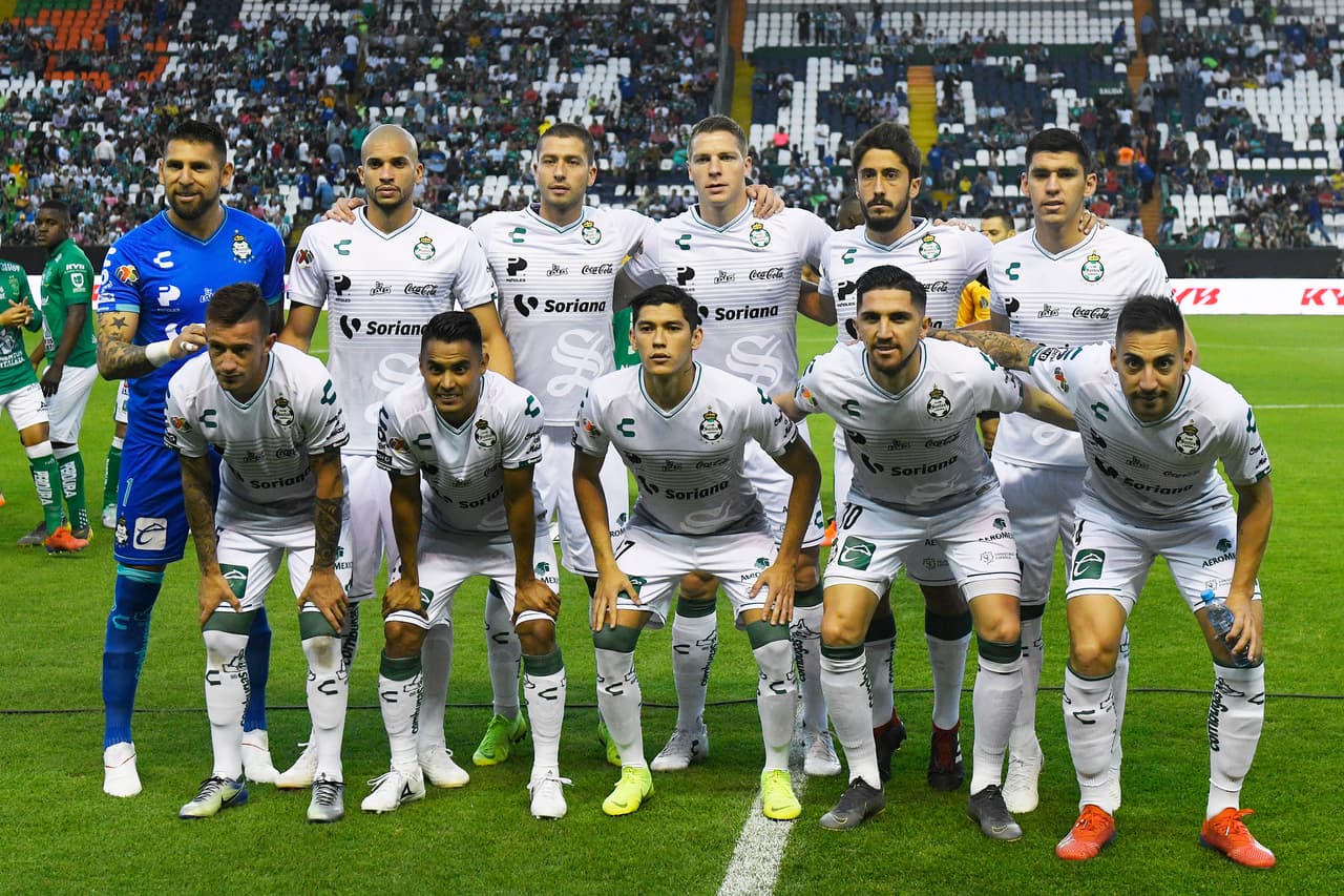 Santos saltó al terreno de juego con esa alineación.