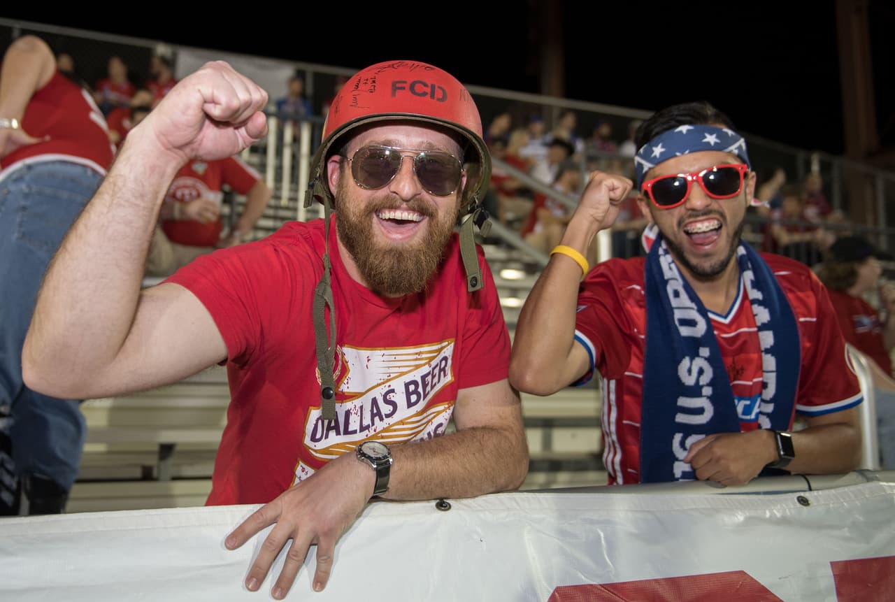 Los fanáticos presentes disfrutaron de toda la fiesta en medio de la superioridad de Dallas.