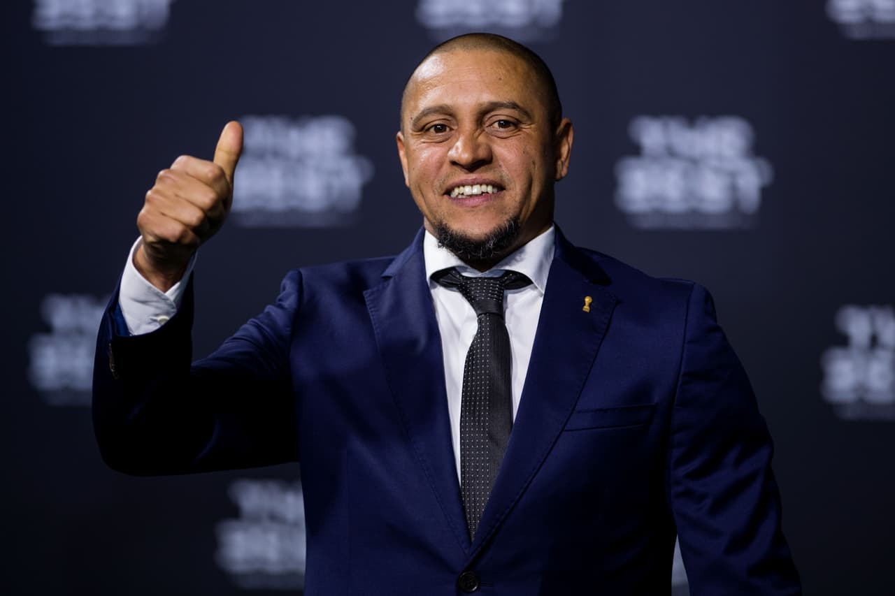 "Maradona es el número uno sin discusión, puede tener sus defectos pero dentro del campo ha demostrado lo que es el fútbol. Espero poder jugar un día con él. Me ha enseñado muchísimo, me dio ganas de regatear": Roberto Carlos.