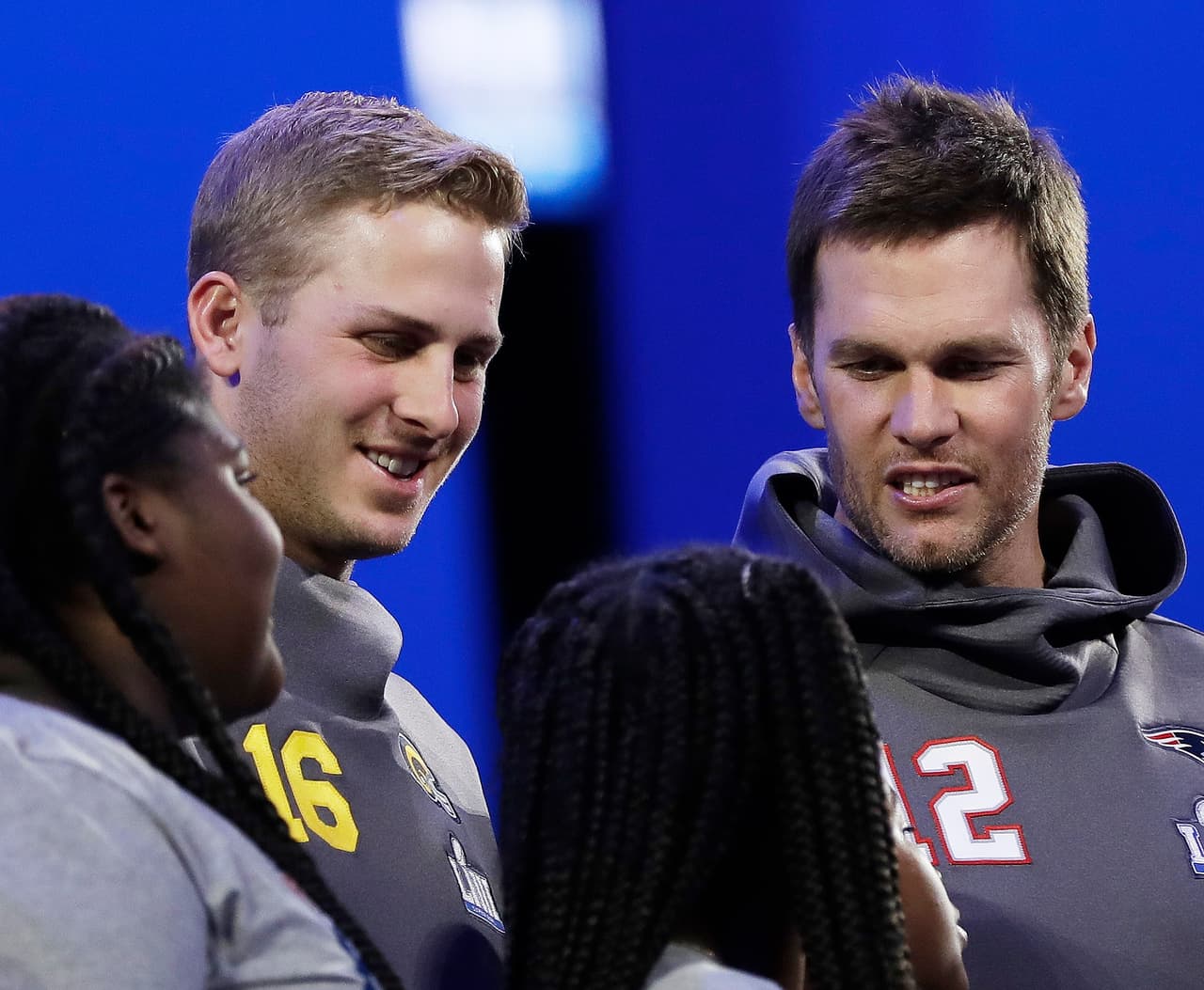 Se le preguntó a Brady "¿qué consejo le darías a este chico que llega a su primer Super Bowl?", y contestó riendo: "no le voy a dar ningún consejo, ¿estás loco?".