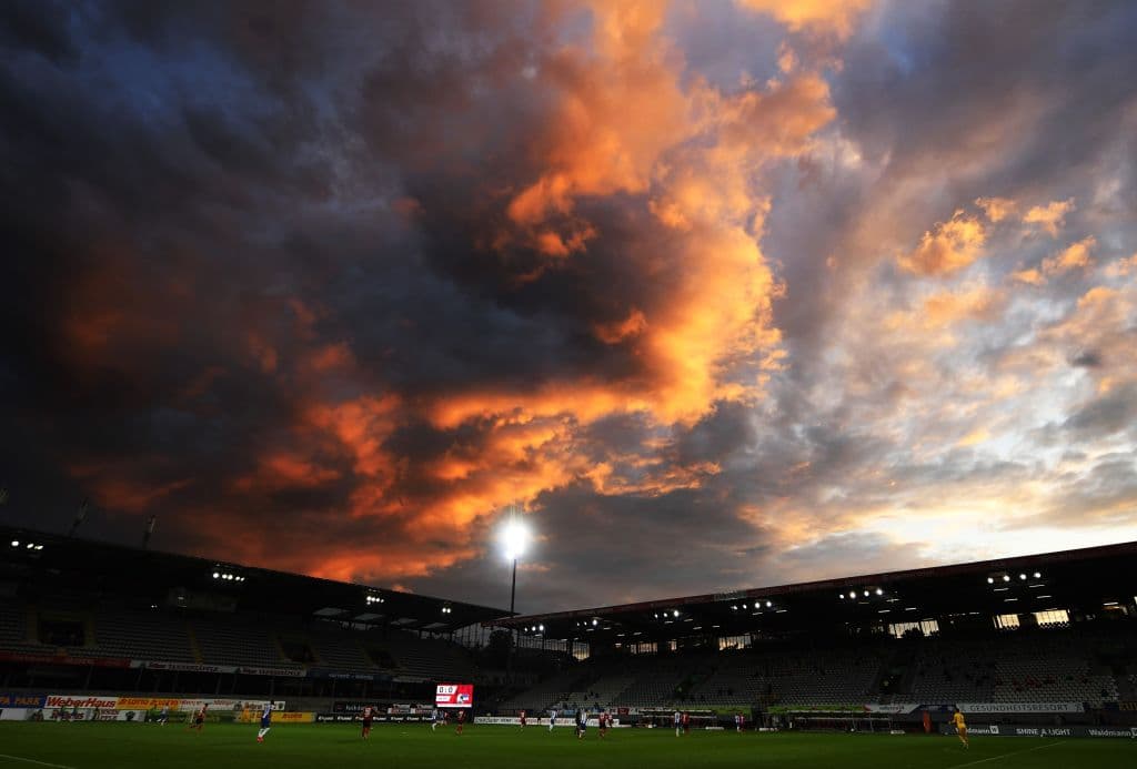 Con goles de grifo y Petersen el Freiburg vence 2-1 al Hertha Berlin y sigue soñando con la Europa League.