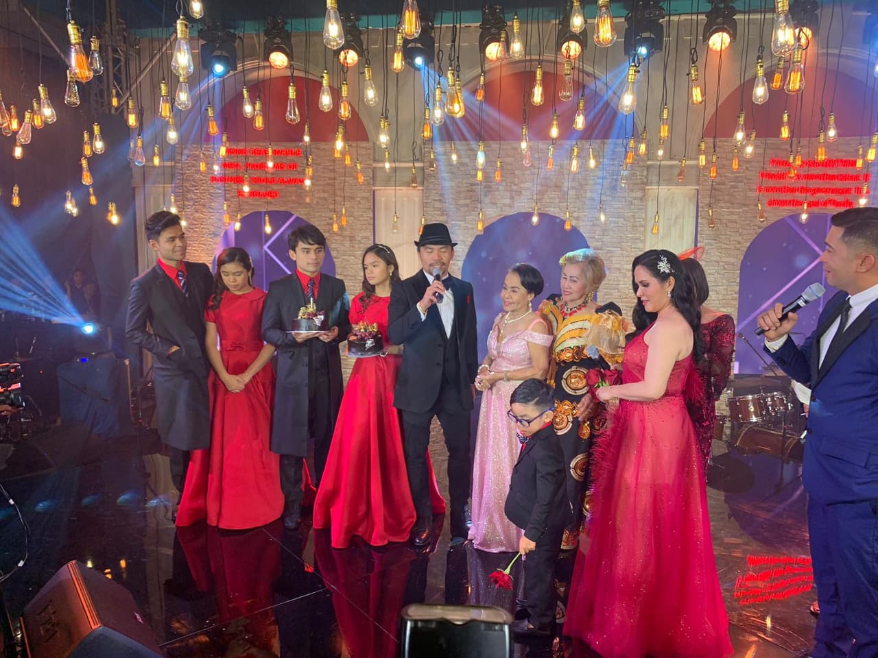 El boxeador filipino, Manny Pacquiao, festejó a lo grande su cumpleaños 41 en compañía de familiares y amigos.