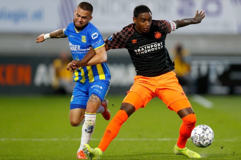 El PSV se muestra muy superior durante la contienda.