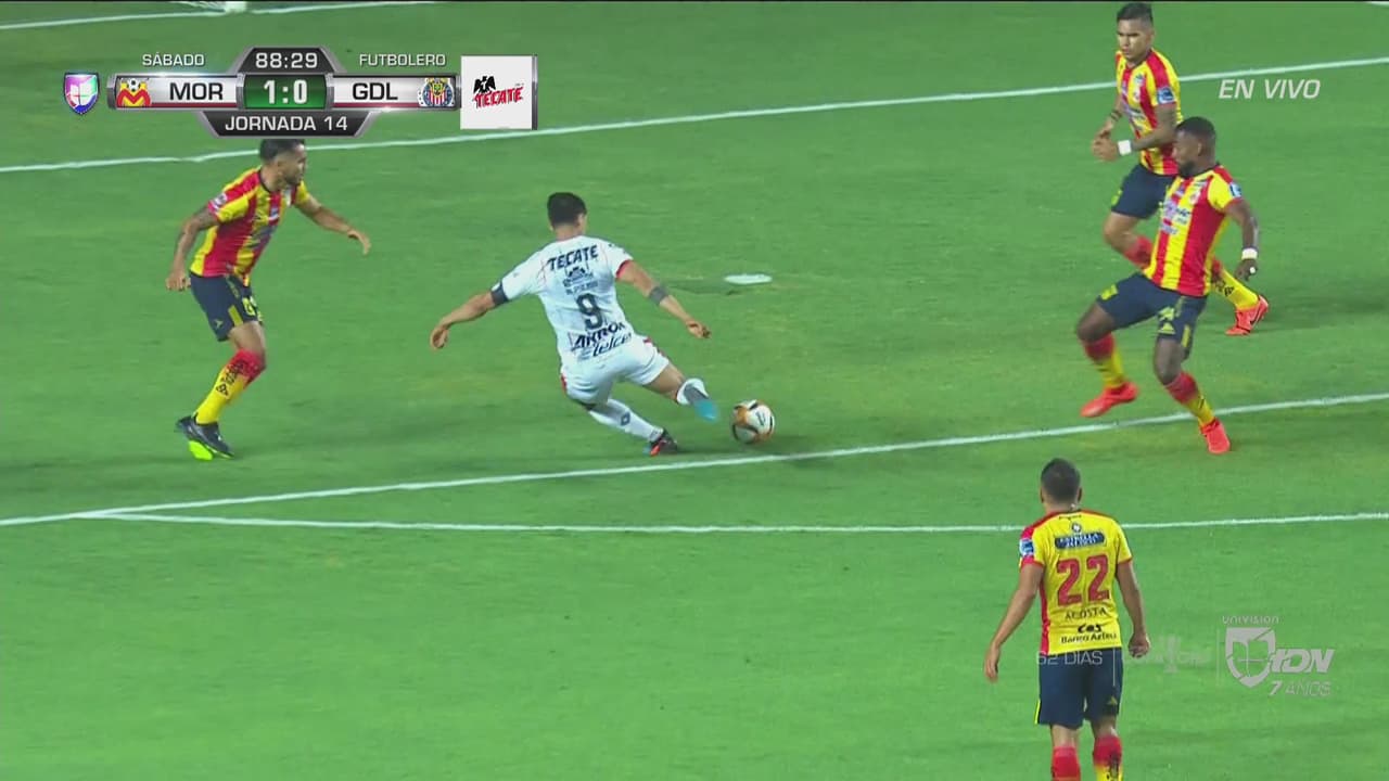 ¡Todo se le niega a Chivas! Pulido tuvo el gol y revienta el esférico en el primer palo