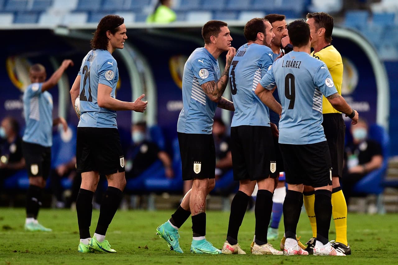 El gol anulado a Cavani por fuera de luagr fue fuertemente protestado por los 'charrúas'.