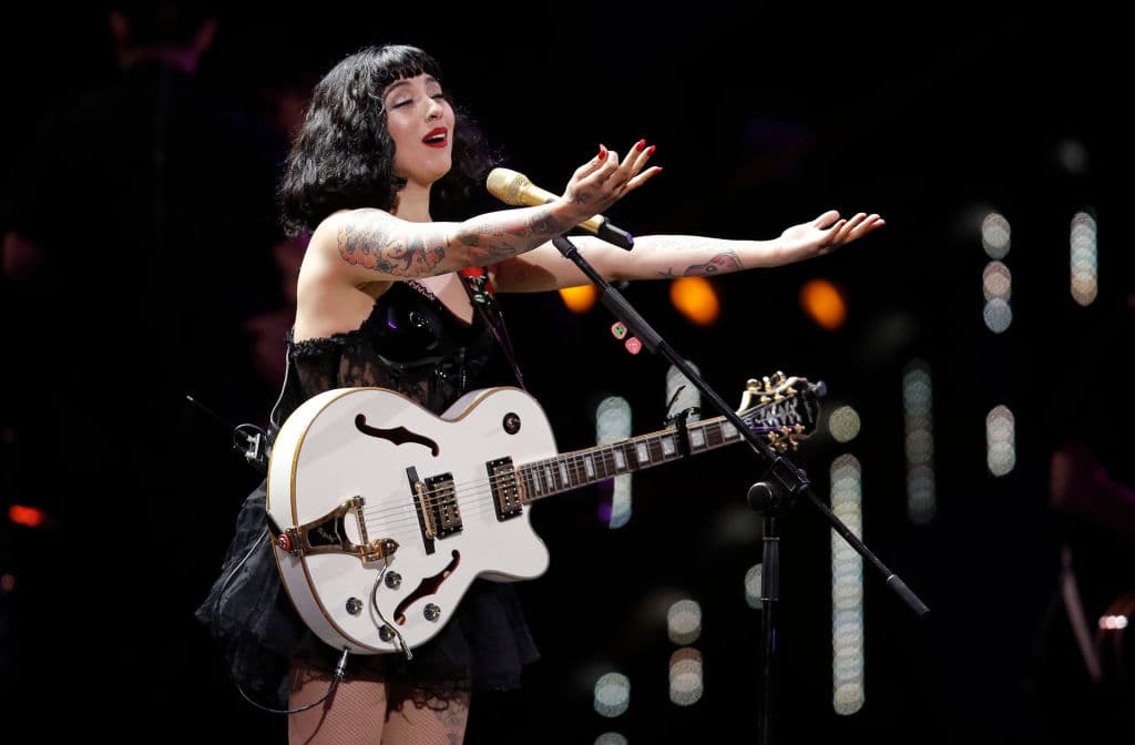 Mon Laferte, desde Los Angeles, participará con su música.