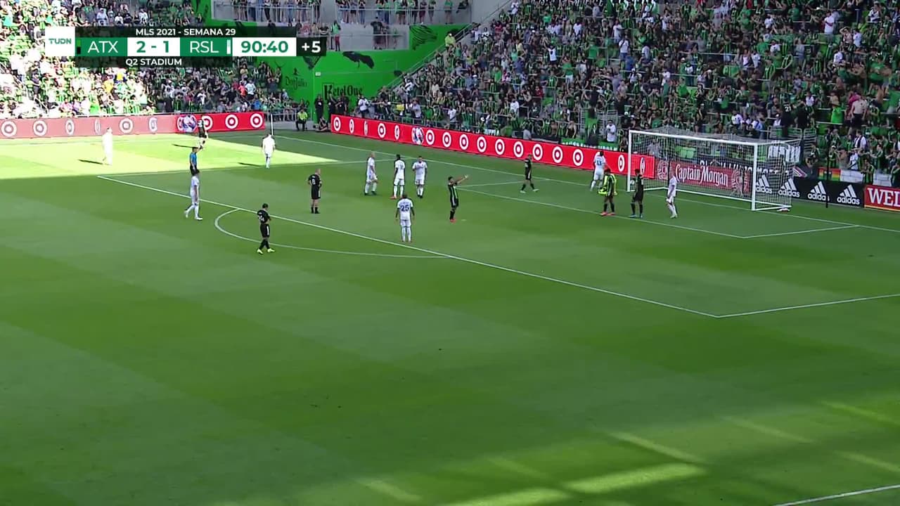 ¡TIRO ATAJADO! disparo por Diego Fagundez.