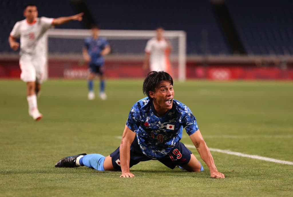 La selección mexicana cae ante los locales 2-1 durante su segundo partido en los Juegos Olímpicos de Tokyo 2020. México se jugará su pase a Cuartos de Final el miércoles ante Sudáfrica. Takefusa Kubo anotó el primer tanto para la escuadra nipona, seguido de Doan al 11'; el 'Piojo' Alvarado anotó al minuto 85' pero no le alcanzó a la escuadra azteca.