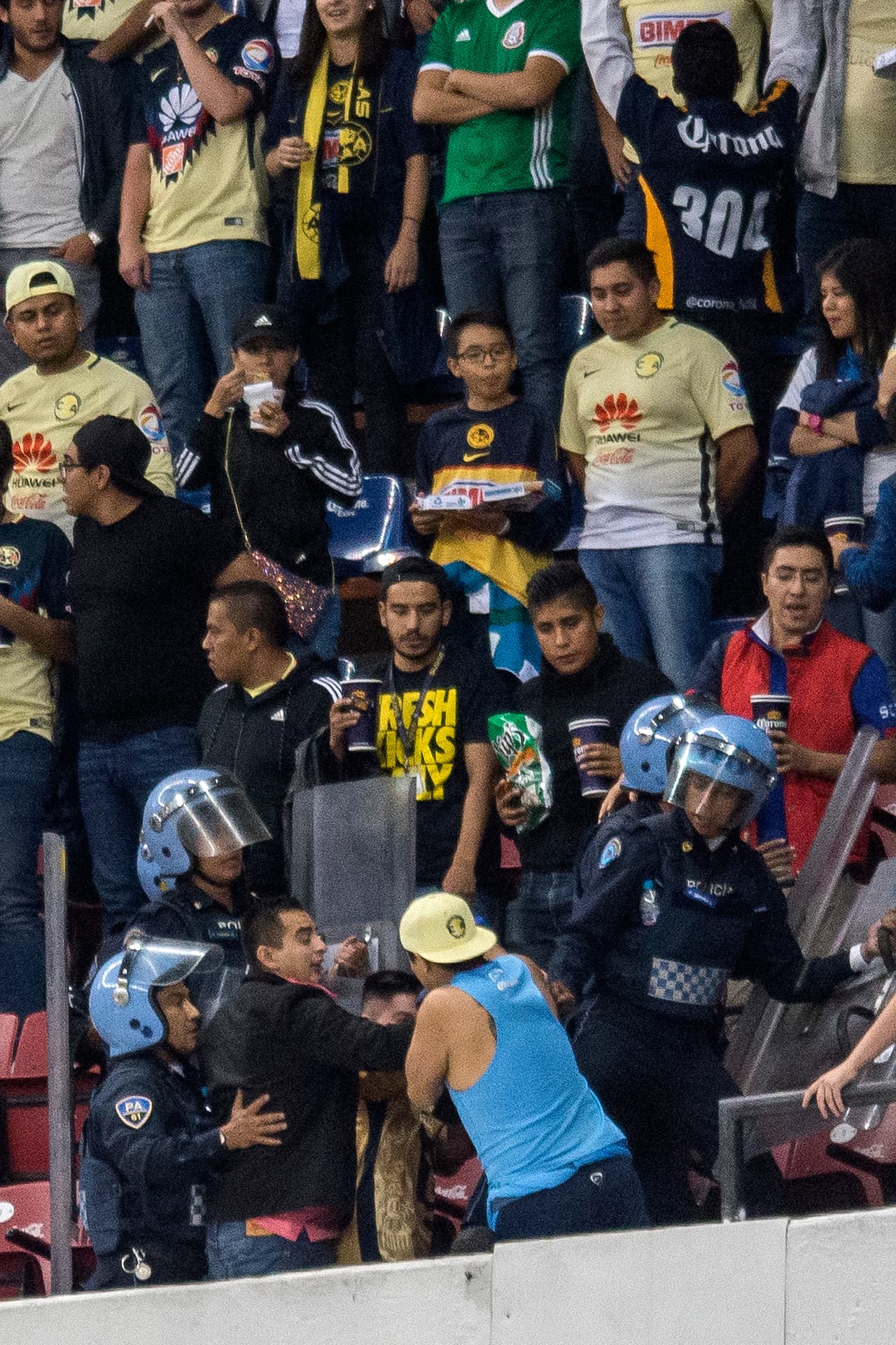 En las gradas, algunos pseudoaficionados perdieron el control e iniciaron una bronca que pronto fue controlada por el cuerpo de seguridad en el estadio.