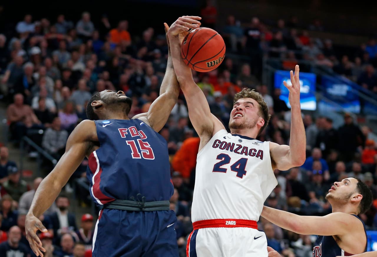 <b>Farleigh Dickinson (16) 49-87 Gonzaga (1)</b>. Los Gonzaga Bulldogs no tuvieron misericordia de los Zags. Al medio tiempo el marcador favorecía 53-17 a Gonzaga, para tener una referencia. Rui Hacimura se destacó por los Bulldogs con 21 puntos en este fácil triunfo en el Oeste.