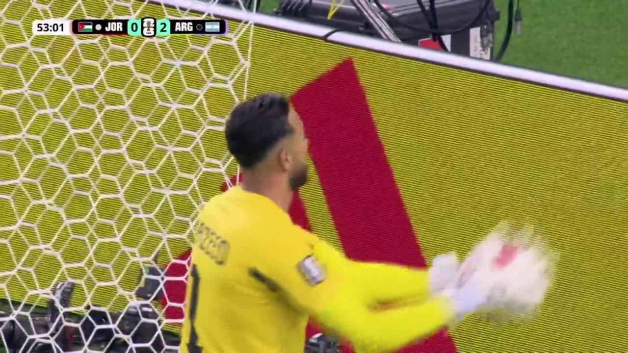¡CERCA! Lautaro Martínez disparó que se estrella en el poste.