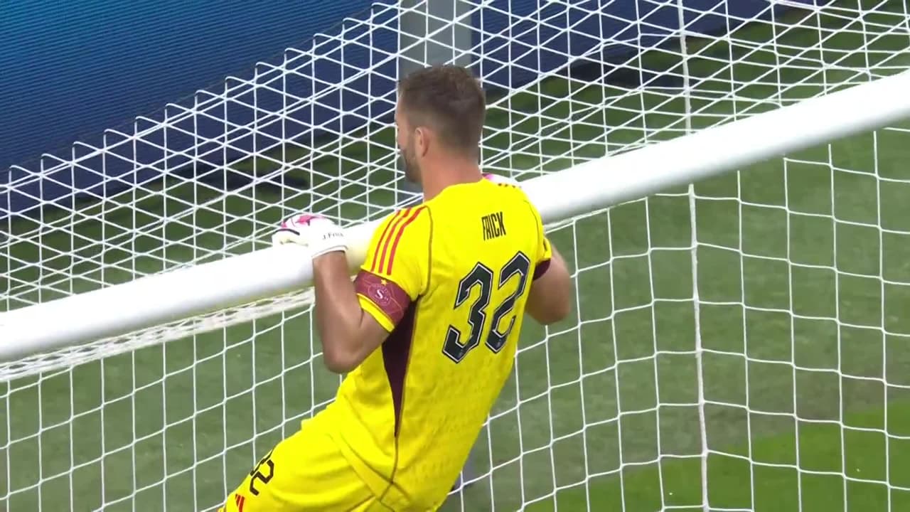 Arranca el partido y la pelota está en juego.