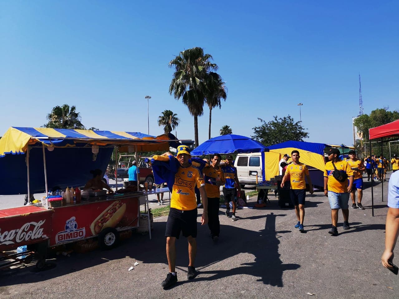 La caravana de fanáticos de Tigres se acerca al 'Volcán' para el juego de vuelta de la Semifinal del Clausura 2019 contra Rayados.