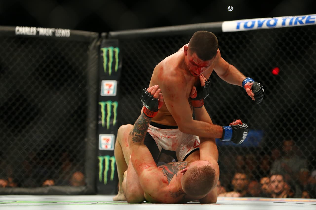 Nate Diaz sorprendió al mundo al derrotar por sumisión en el segundo round a Conor McGregor. El irlandés dominó con patadas y puños pero fue superado en la lucha para perder ante una multitud emocionada e incredula.
