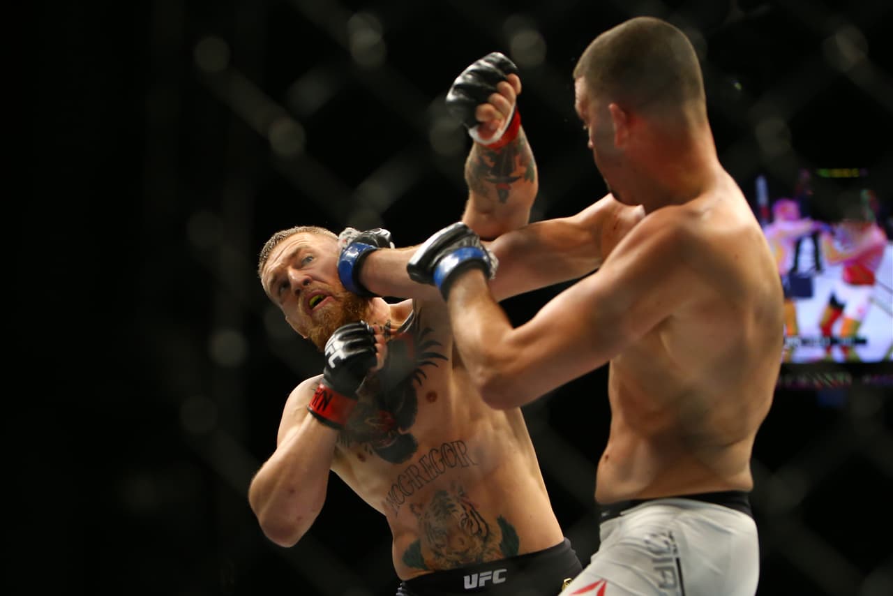 Nate Diaz sorprendió al mundo al derrotar por sumisión en el segundo round a Conor McGregor. El irlandés dominó con patadas y puños pero fue superado en la lucha para perder ante una multitud emocionada e incredula.