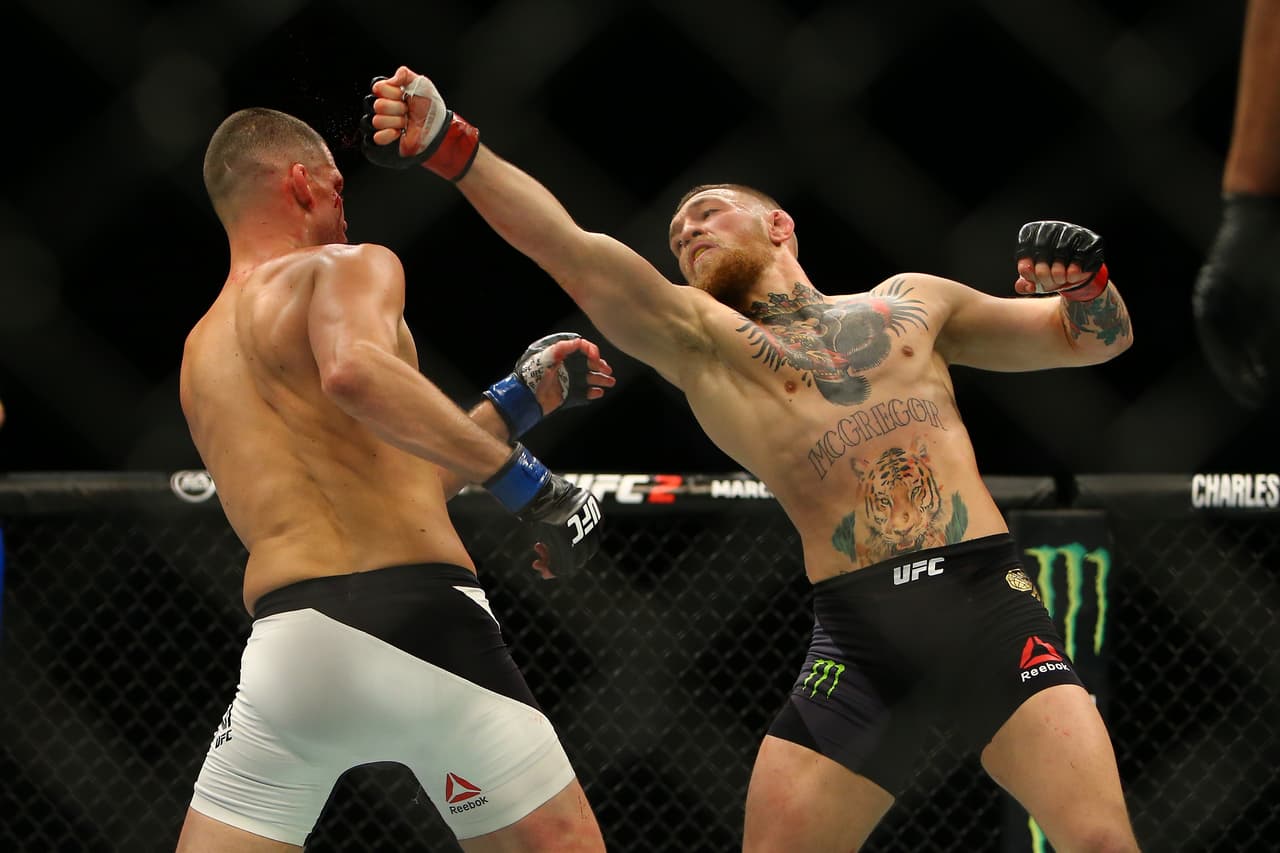 Nate Diaz sorprendió al mundo al derrotar por sumisión en el segundo round a Conor McGregor. El irlandés dominó con patadas y puños pero fue superado en la lucha para perder ante una multitud emocionada e incredula.