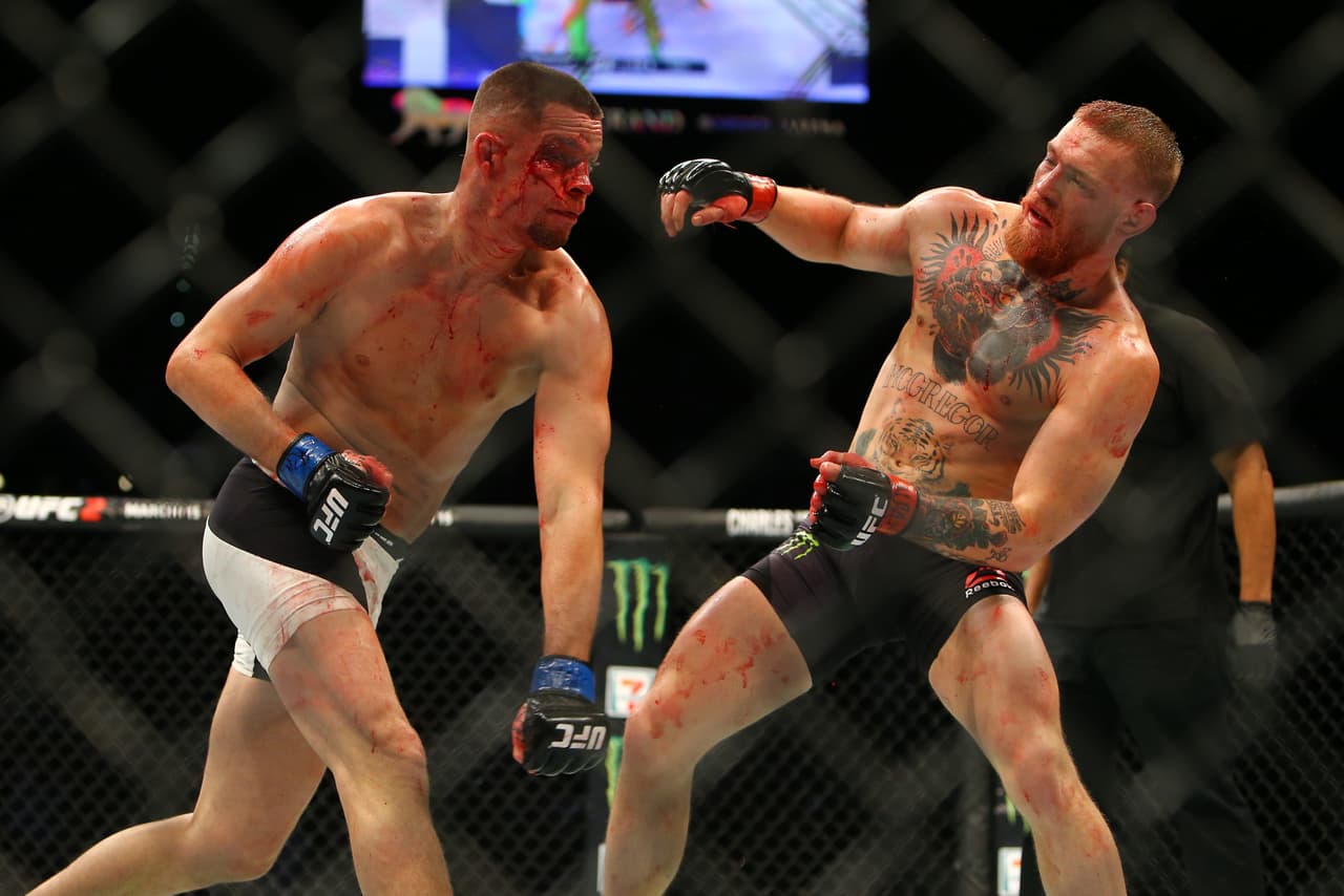 Nate Diaz sorprendió al mundo al derrotar por sumisión en el segundo round a Conor McGregor. El irlandés dominó con patadas y puños pero fue superado en la lucha para perder ante una multitud emocionada e incredula.