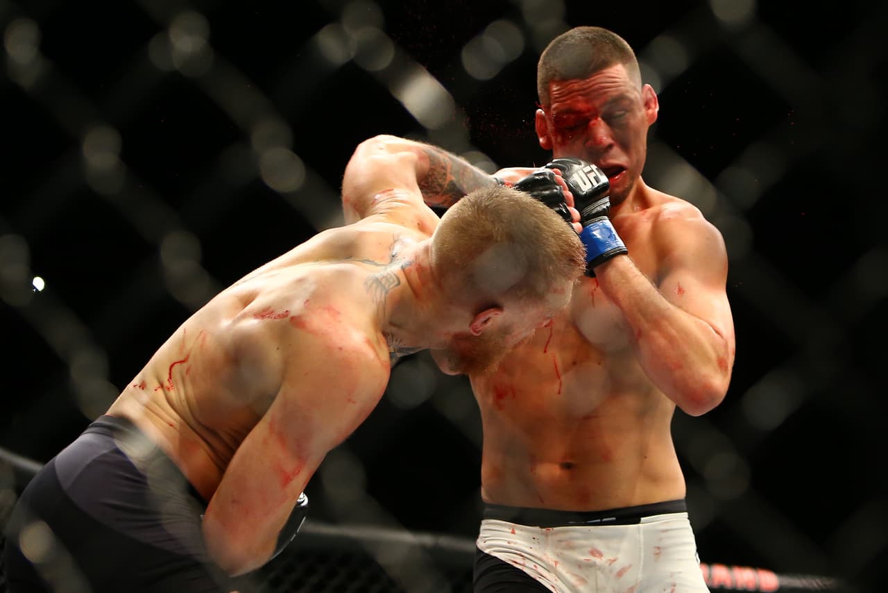 Nate Diaz sorprendió al mundo al derrotar por sumisión en el segundo round a Conor McGregor. El irlandés dominó con patadas y puños pero fue superado en la lucha para perder ante una multitud emocionada e incredula.