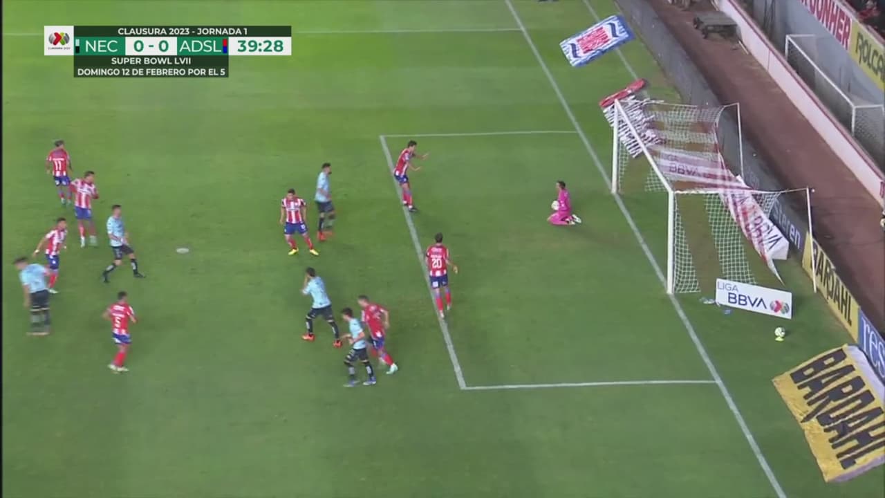 ¡A la manos de Barovero! Alexis Peña remata, pero encuentra al portero