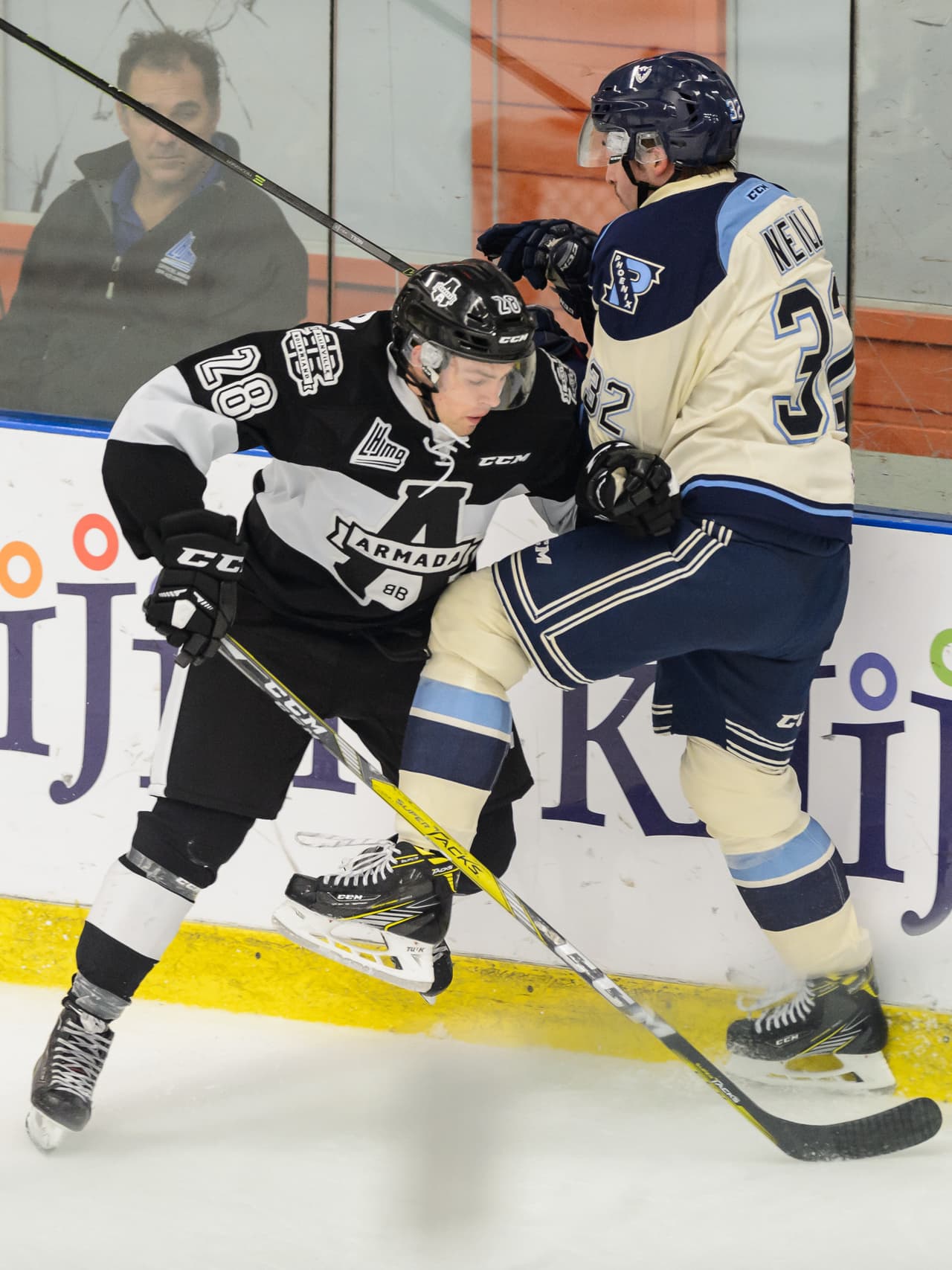 Es muy común que durante los partidos de hockey sobre hielo se presenten peleas, pero es parte del mismo juego.