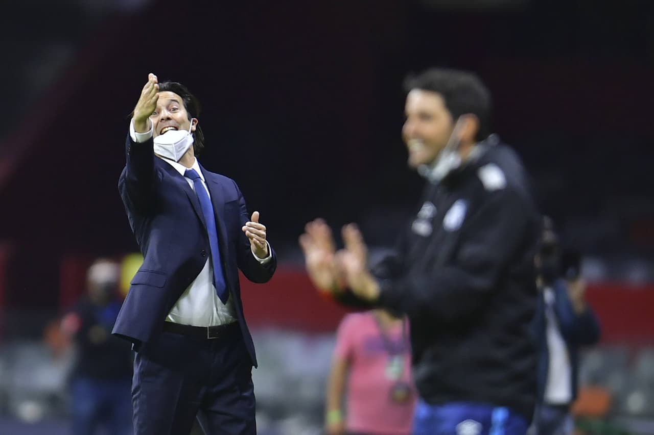 Pedro Aquino y Roger Martínez dejan contento a Santiago Solari