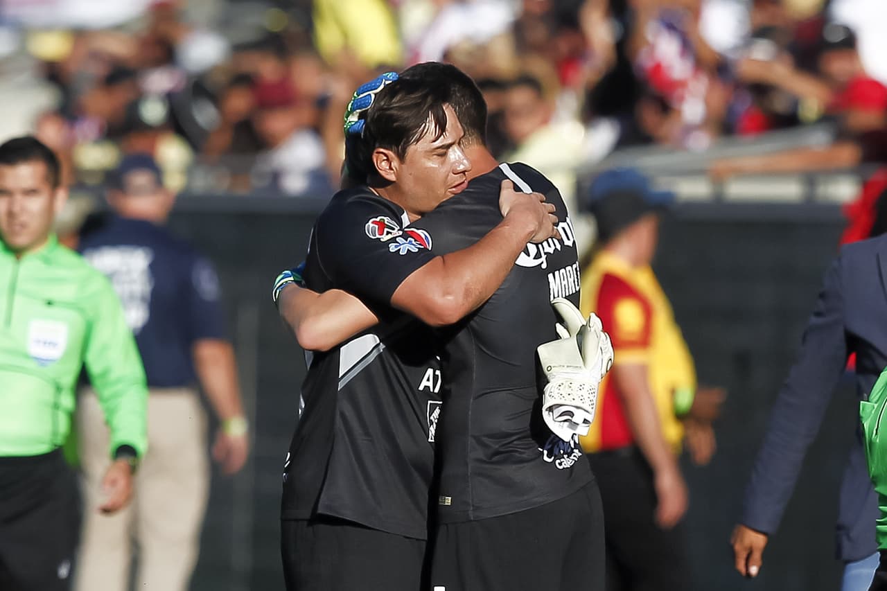 El adiós fue un momento muy emotivo para el arquero que tras 17 años de profesional jugó su último partido.