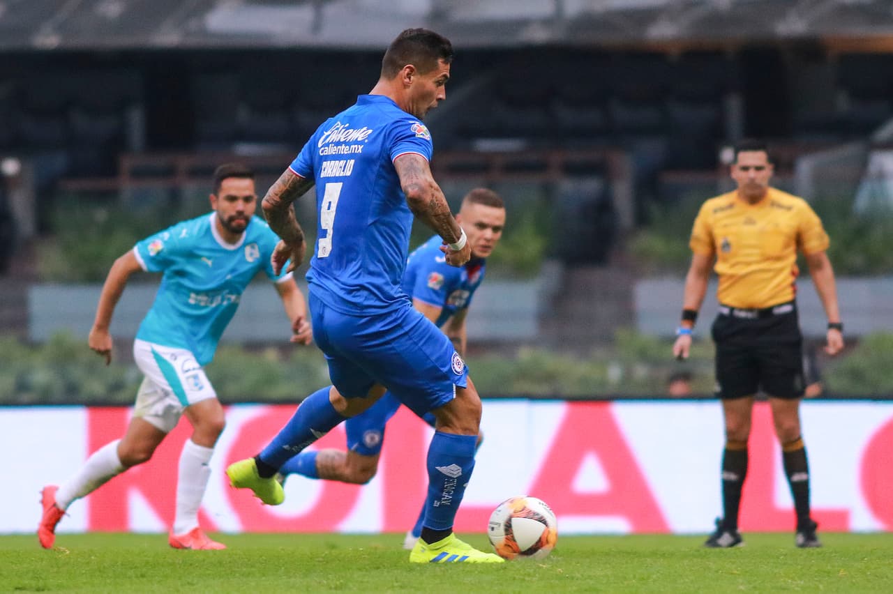 En el minuto 79' con un tiro penal, Milton Caraglio completó su doblete y selló la victoria de Cruz Azul por 3-0 sobre los Gallos Blancos.