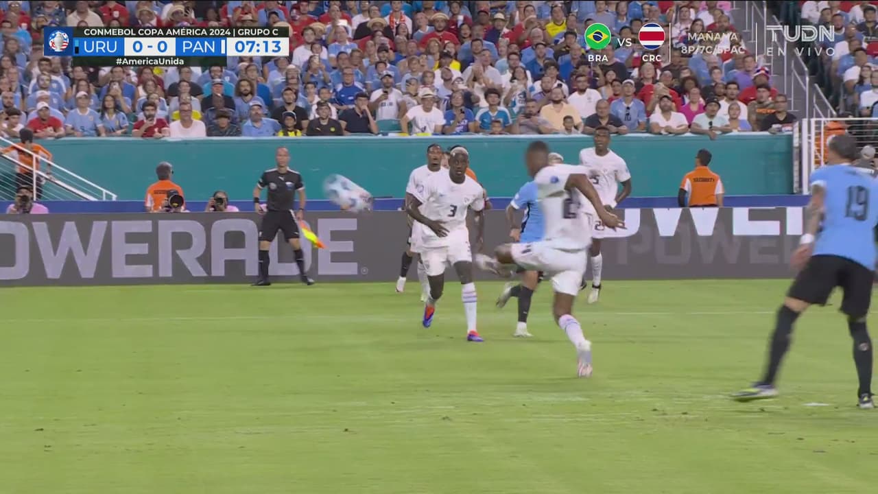 ¡Epa! Fariña despeja mal y le mete un susto a su arquero