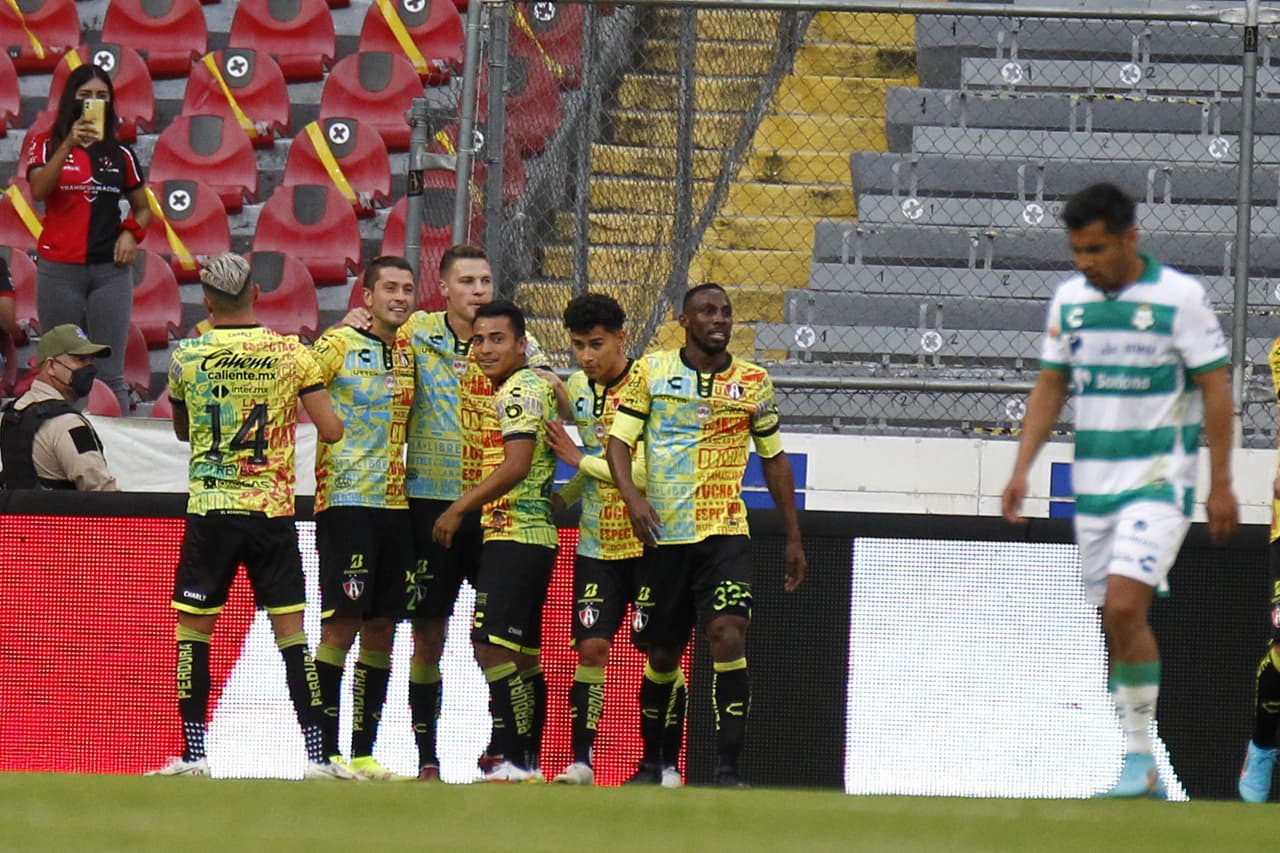 Hugo Nervo marcó el primero en una jugada un poco extraña.