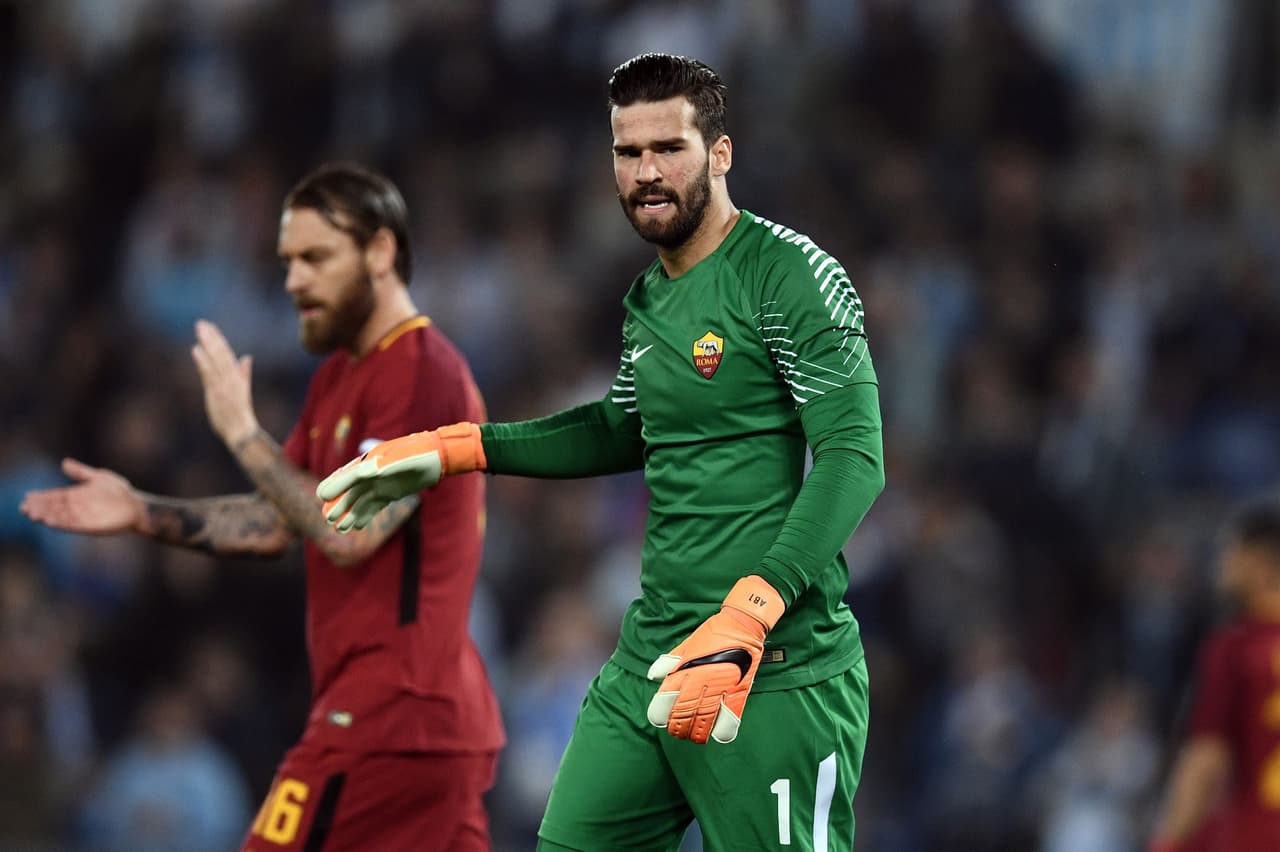El brasileño Alisson Becker ha dado grandes muestras de calidad en la Roma y es por eso que ya le han encontrado 'novias' para el mercado. Una de ellas es el Liverpool ¿Acompañaría a Cillessen?