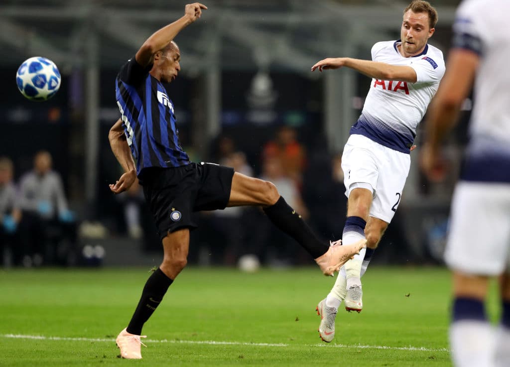 Así llegó el tanto del danés Christian Erikssen al minuto 7 del segundo tiempo, con un remate que golpeó en Miranda para que fuera imposible para el arquero.