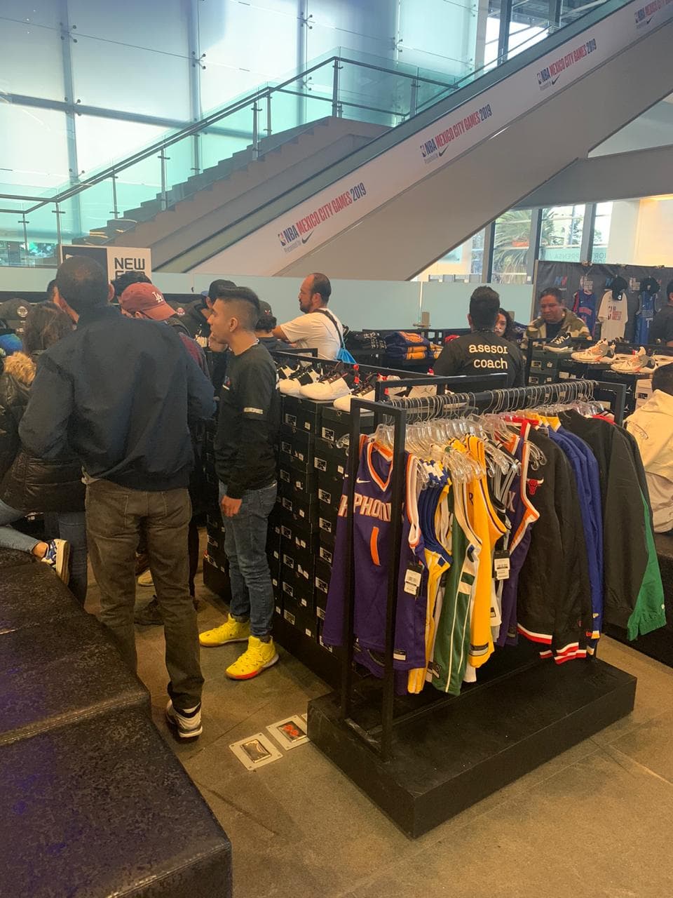 Con diversas actividades dentro de la Arena México, la afición ya calienta para el juego entre Pistons y Mavericks.