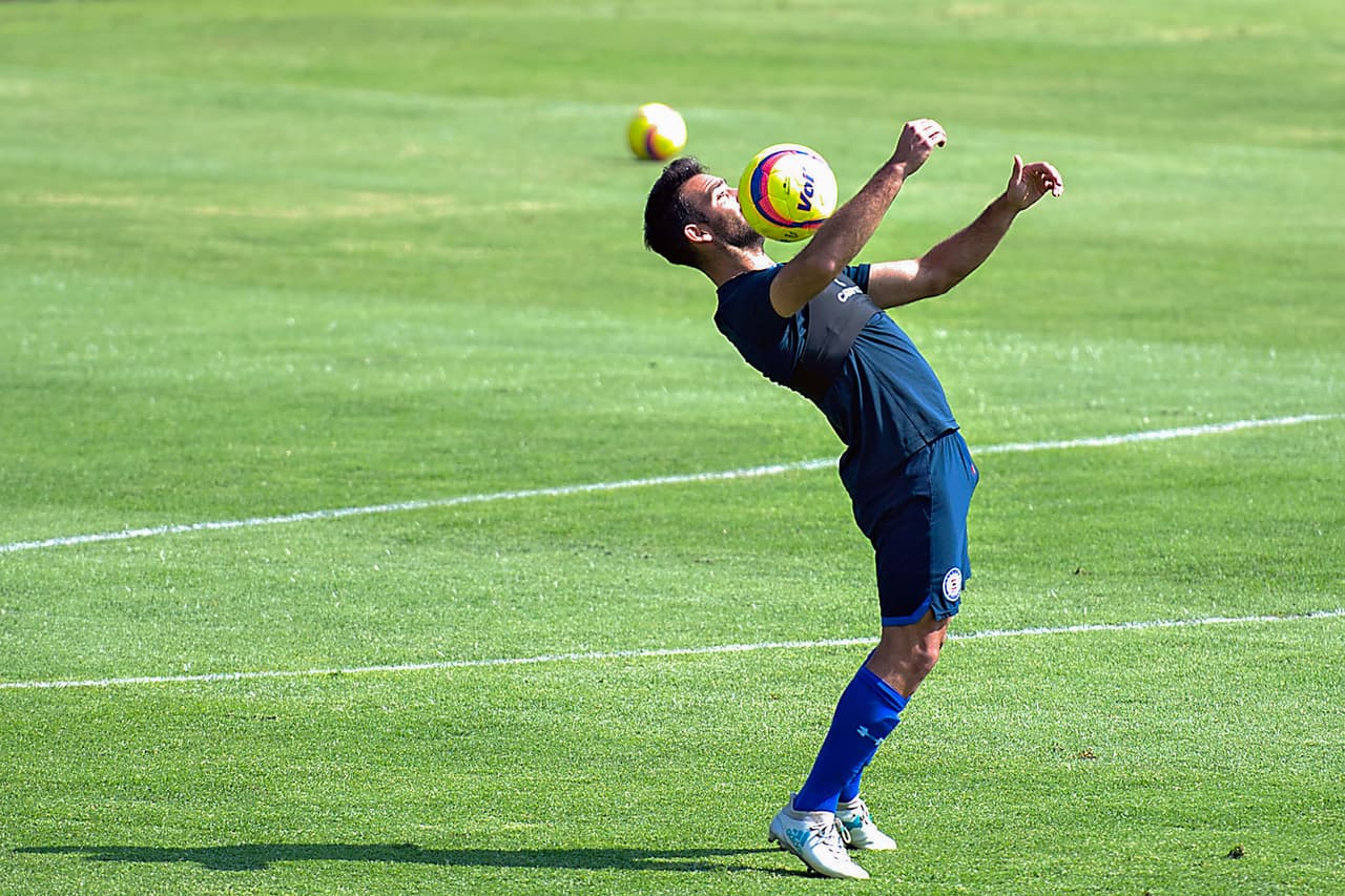 Cruz Azul lleva a cabo otro torneo marcado por la decepción de ver lejos la oportunidad de sacudirse de una larga sequía de títulos. Aunque le han puesto el pecho, los resultados no llegan.