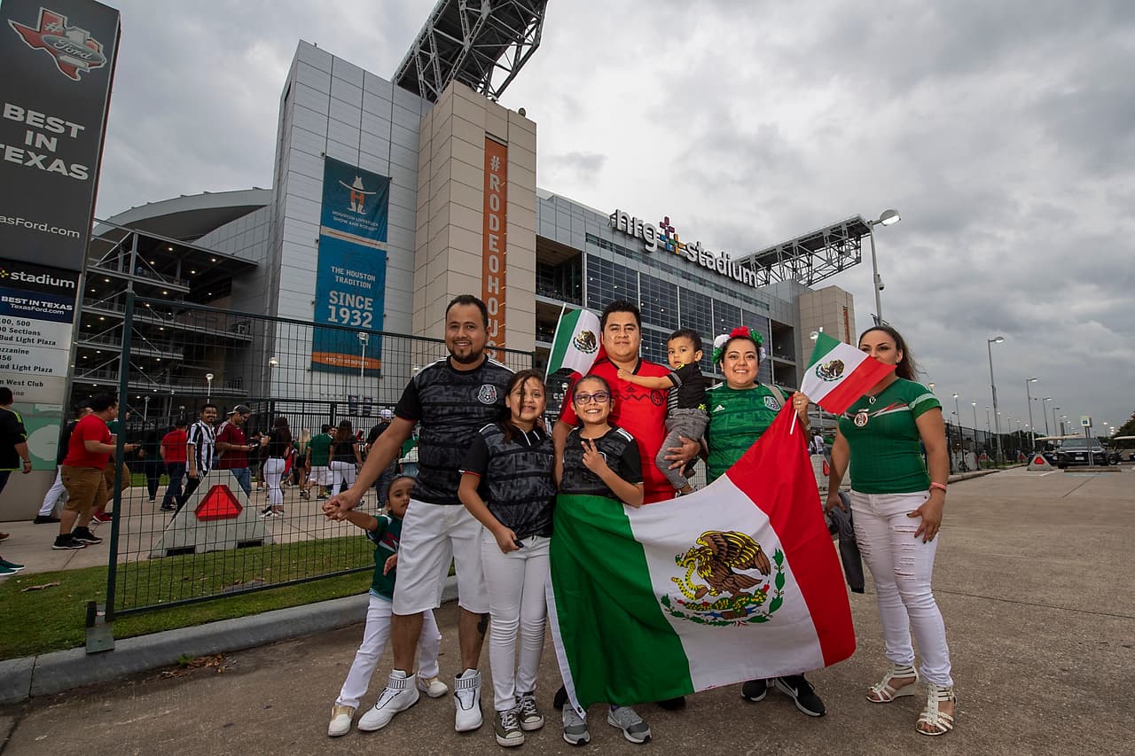 Las afueras del NRG Stadium con muchos fanáticos a la expectativa, especialmente del juego entre México y Costa Rica.