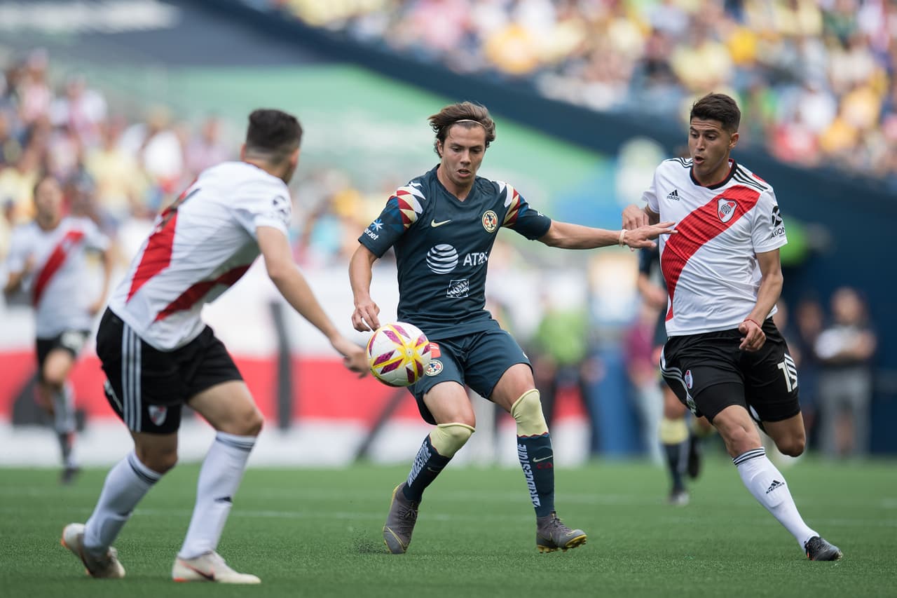 El juvenil Sebastián Córdova (centro) fue titular con las Águilas, sumando minutos en la pretemporada.