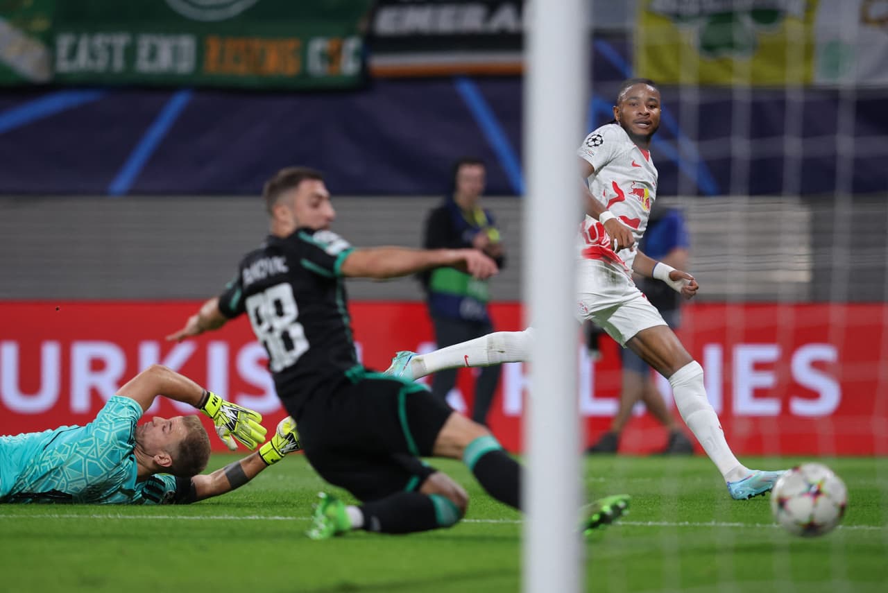 Leipzig goleó 3-1 como local al equipo de Celtic de Escocia con goles de Nkunku y André Silva, mientras que Salzburg consiguió su primer triunfo ante Dinamo Zagreb por 1-0 con gol de Okafor en Champions League.